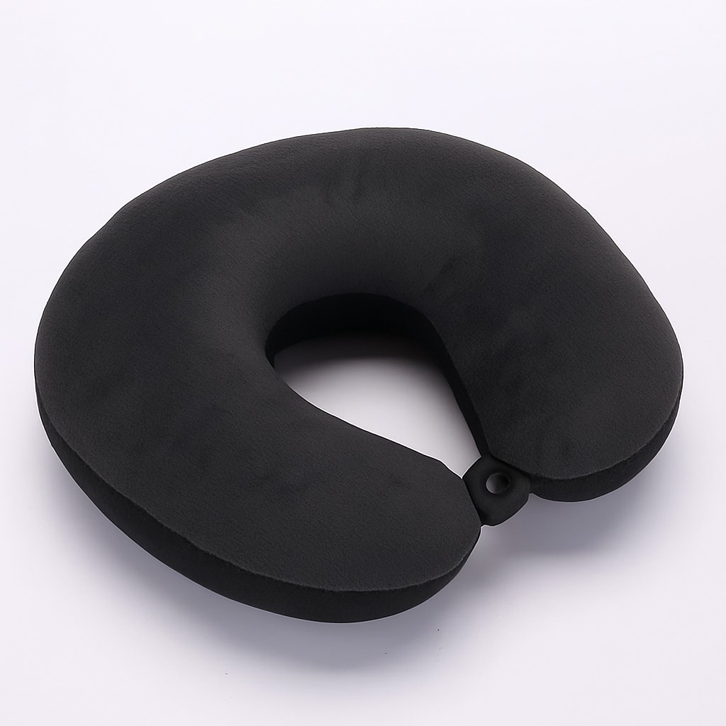 האביזרים שחייבים לקחת לכל טיסה ארוכה – מדריך מקיף לנוסע